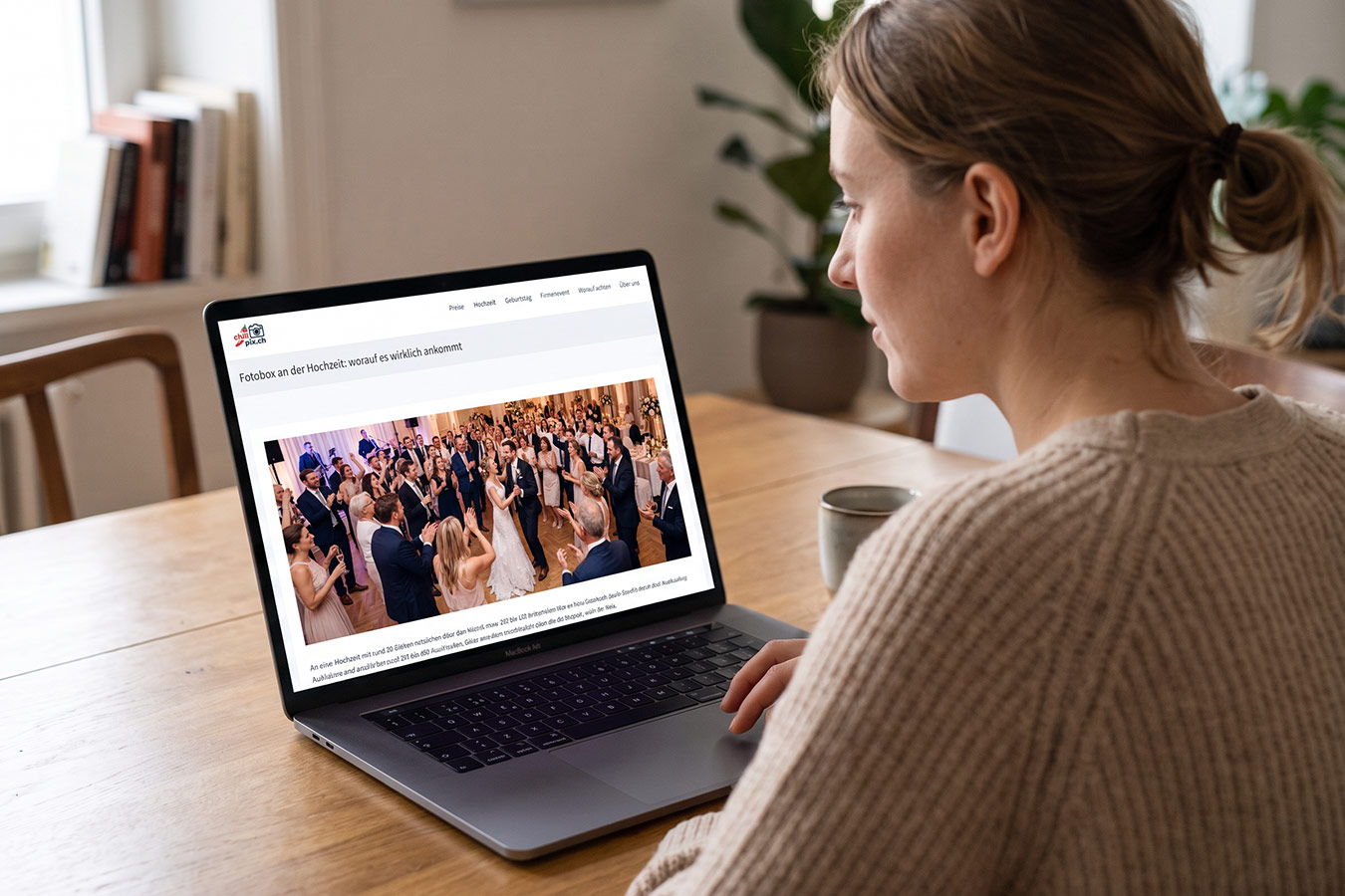 Person vergleicht Fotobox-Angebote auf Laptop